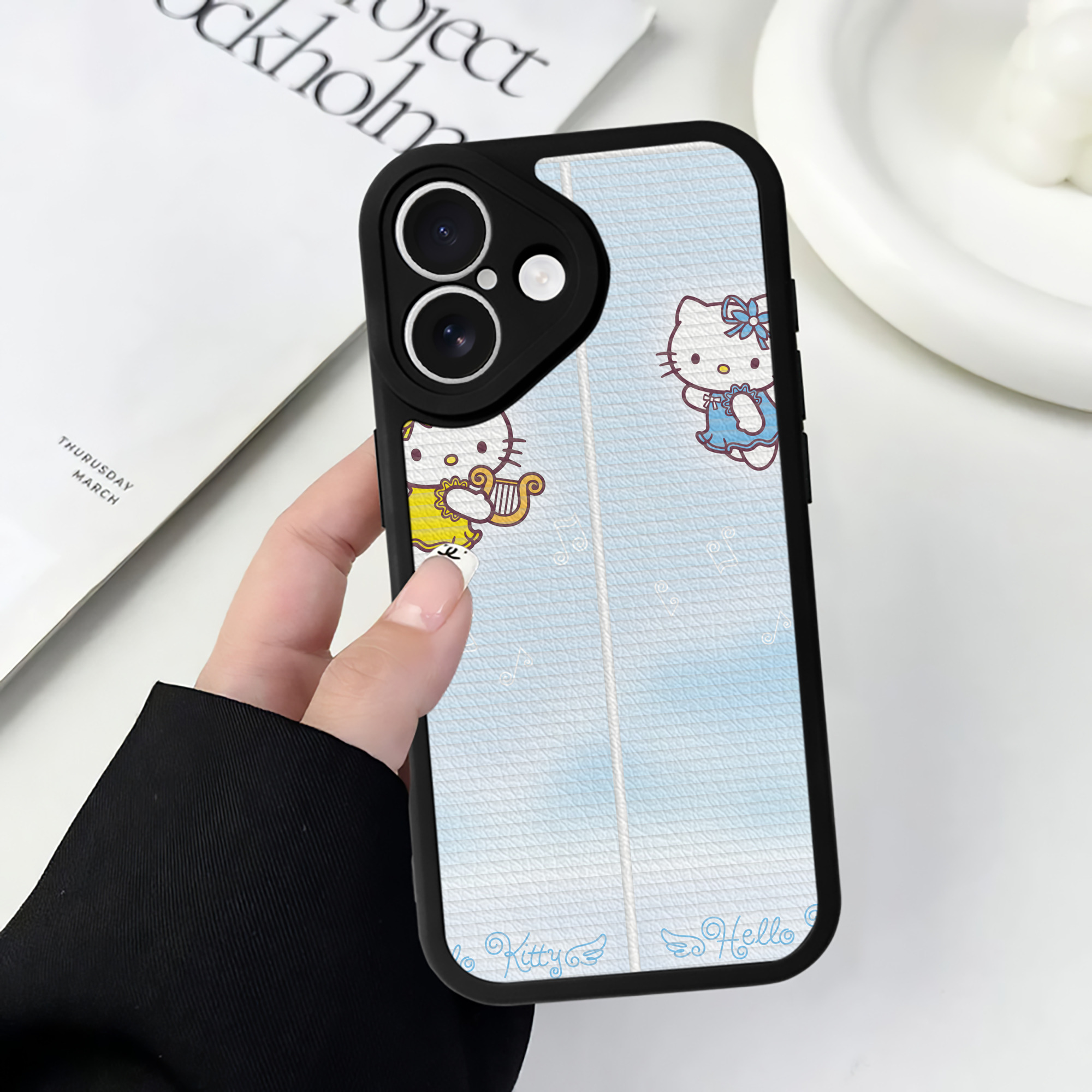 （画像用） Hello Kitty ハローキティ 【iPhone 16シリーズ対応】シリコンスマホケース（レザー調） 材質：シリコン